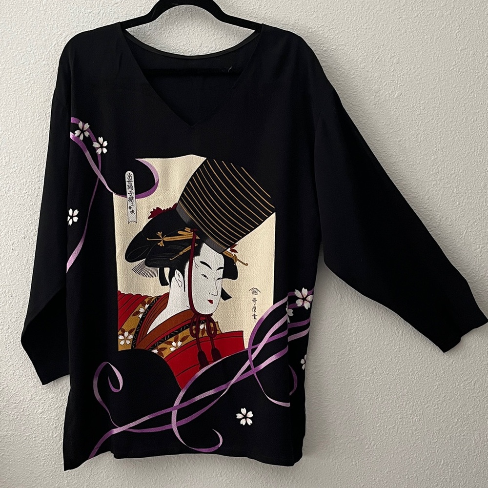 Asian Inspired Elegant Black and Red Women's Artsy Tunic Top
Long sleeve
OS